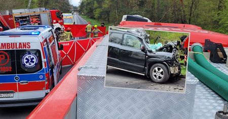 Zderzenie osobówki z autokarem. Zginął kierowca