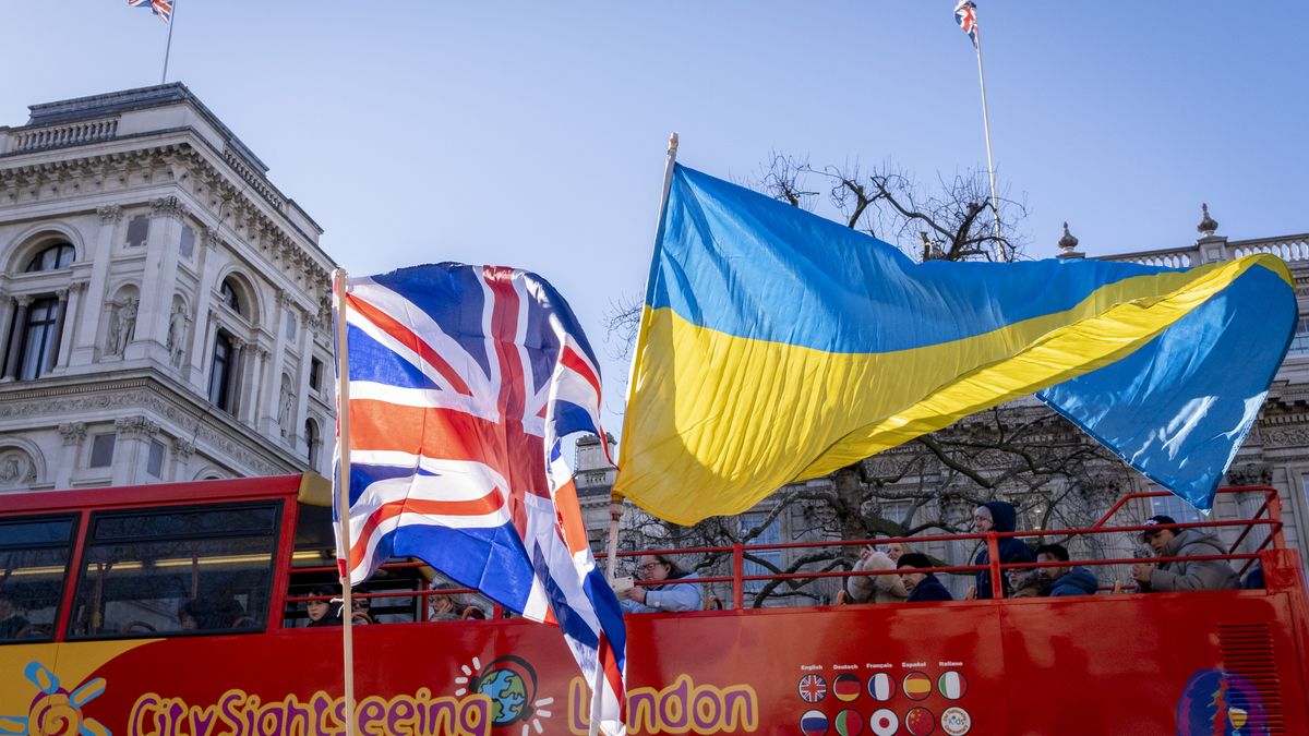 Wielka Brytania dąży do skoordynowania pełnego zamrożenia aktywów wszystkich rosyjskich banków.