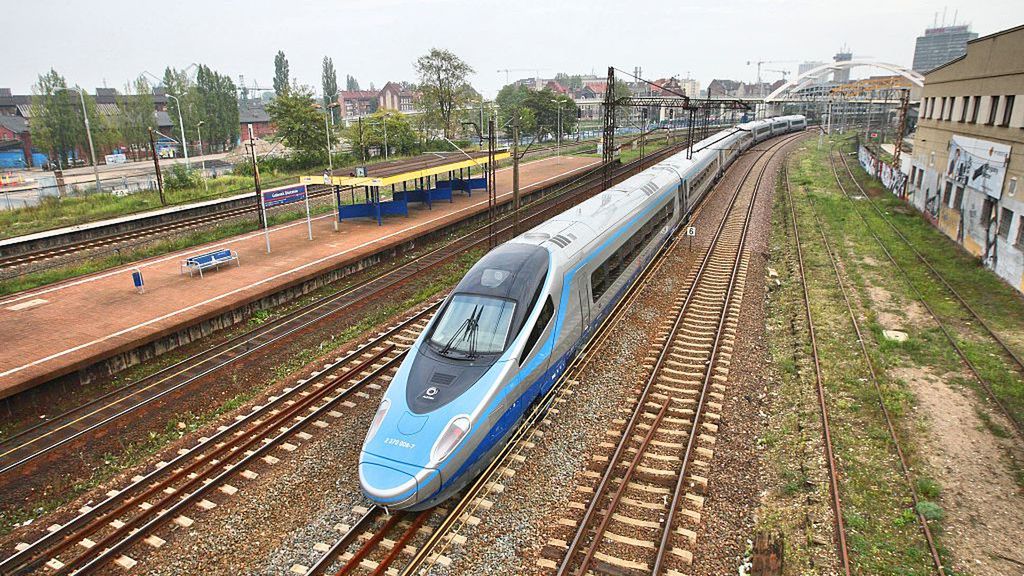 Pociąg Pendolino podczas przejazdu przez Gdańsk