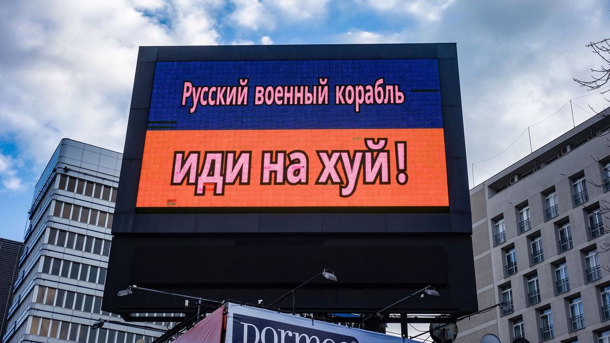 Zdjęcia dnia. Telebim w Warszawie krótko ze słowami żołnierzy z Wyspy Węży 1