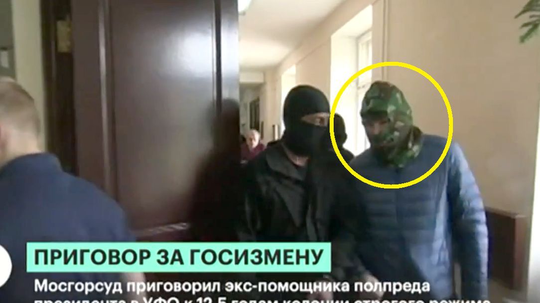 Aleksandr Worobjow przed wejściem na salę sądową.