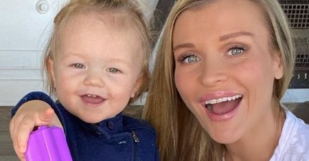 Joanna Krupa zestawiła swoje zdjęcie z dzieciństwa ze zdjęciem córki. Widać podobieństwo? (FOTO)