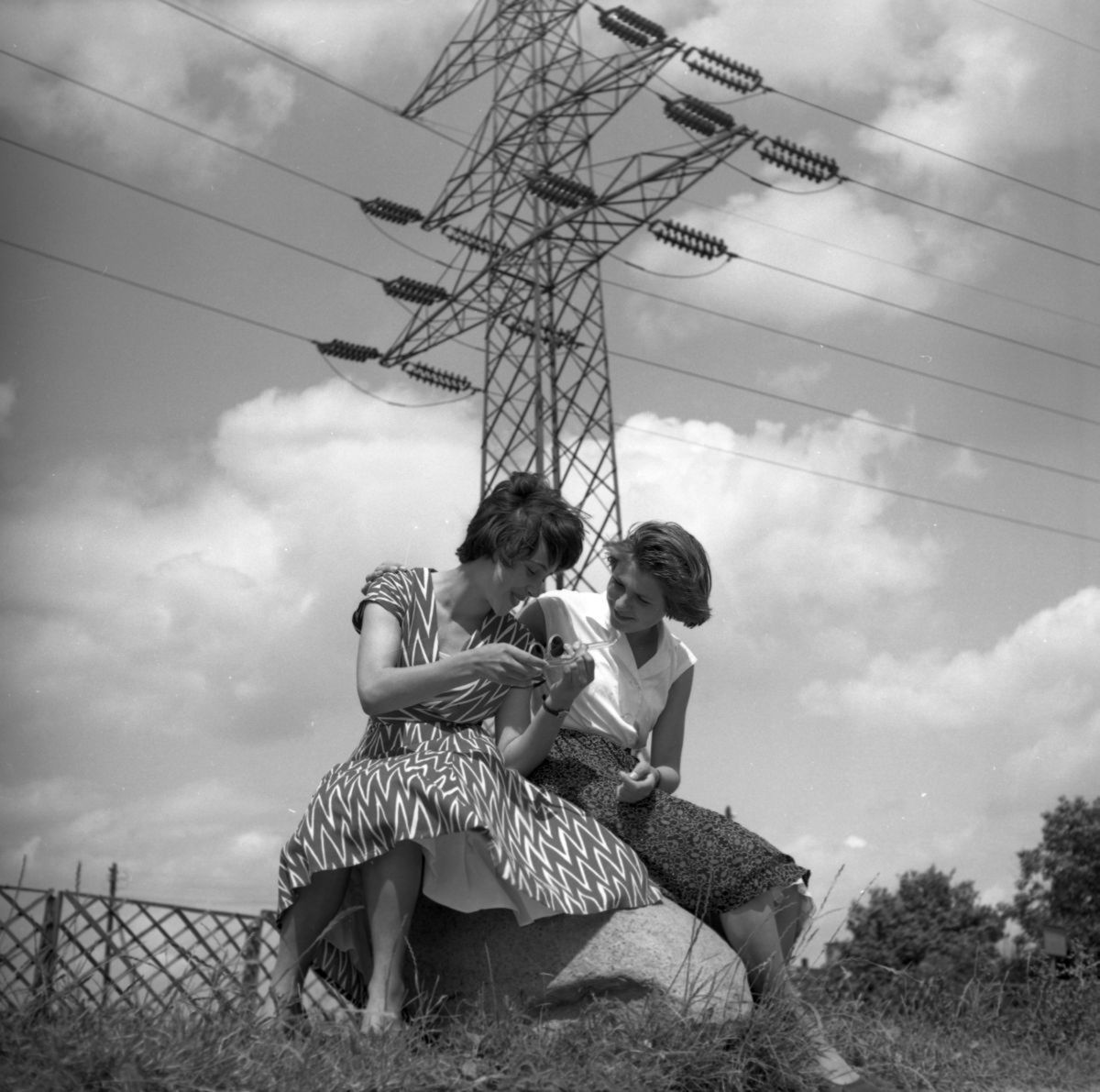 Maj 1959, Warszawa, Polska Sesja fotograficzna na okładkę tygodnika "Przyjaźń" z okazji 15-lecia czasopisma. Dwie dziewczyny na tle słupów wysokiego napięcia. fot. Romuald Broniarek/KARTA