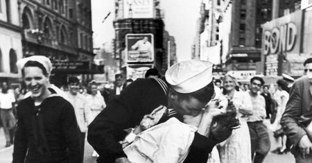 Całująca się para na Times Square to jedno z najbardziej kontrowersyjnych zdjęć w historii