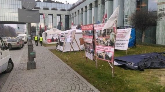 Usuną protestujących sprzed Sądu Najwyższego. Przez przyjazd Trumpa