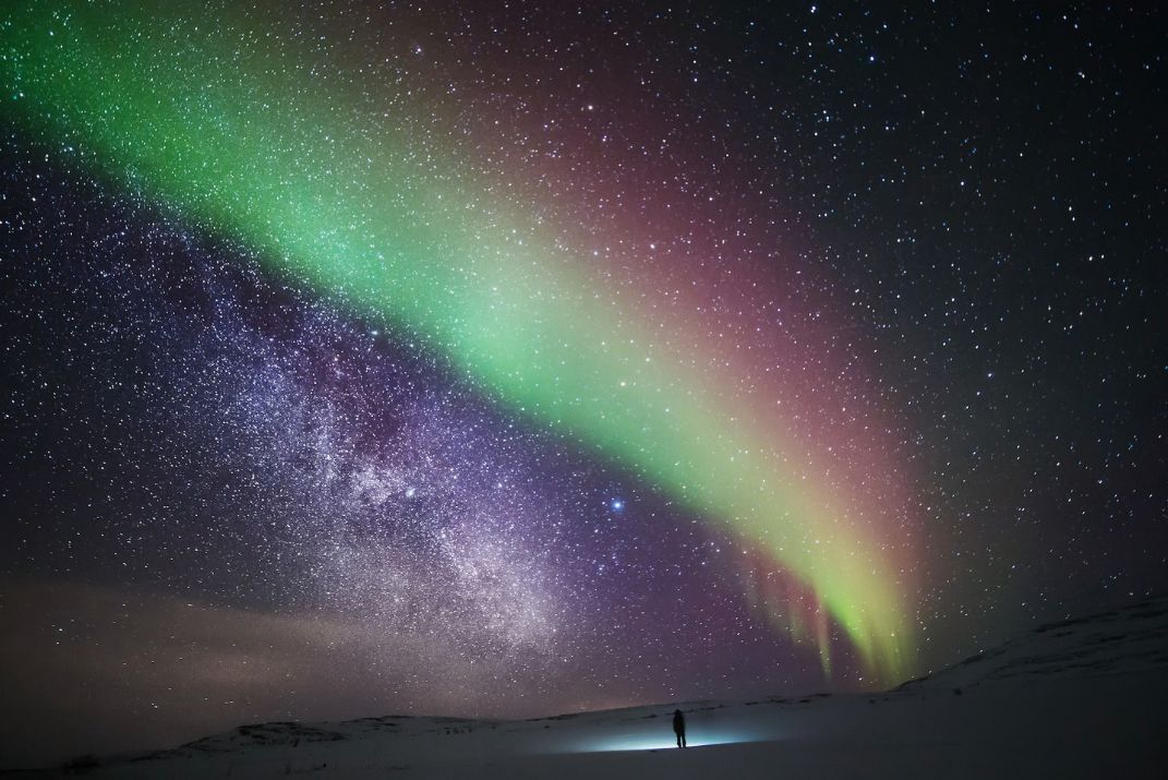 Fińska fotograf Tiina Törmänen chciała pokazać jak mały i delikatny jest człowiek w porównaniu z bezmiarem przestrzeni kosmosu. Tak powstała seria autoportretów na których nieduża sylwetka autorki kontrastuje z niebem, na którym znajdziemy gwiazdy i zorzę polarną.