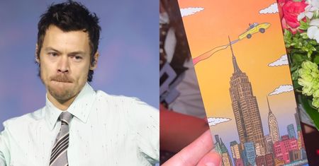 Harry Styles WKURZYŁ fanów z Ameryki przed rocznicą zamachu na WTC. Umieścił na biletach samolot LECĄCY NAD NOWOJORSKIM WIEŻOWCEM... (FOTO)