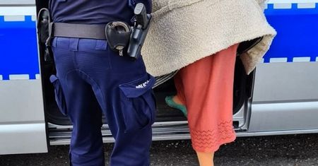 Była 4 nad ranem. Seniorka leżała tylko w koszuli nocnej na chodniku
