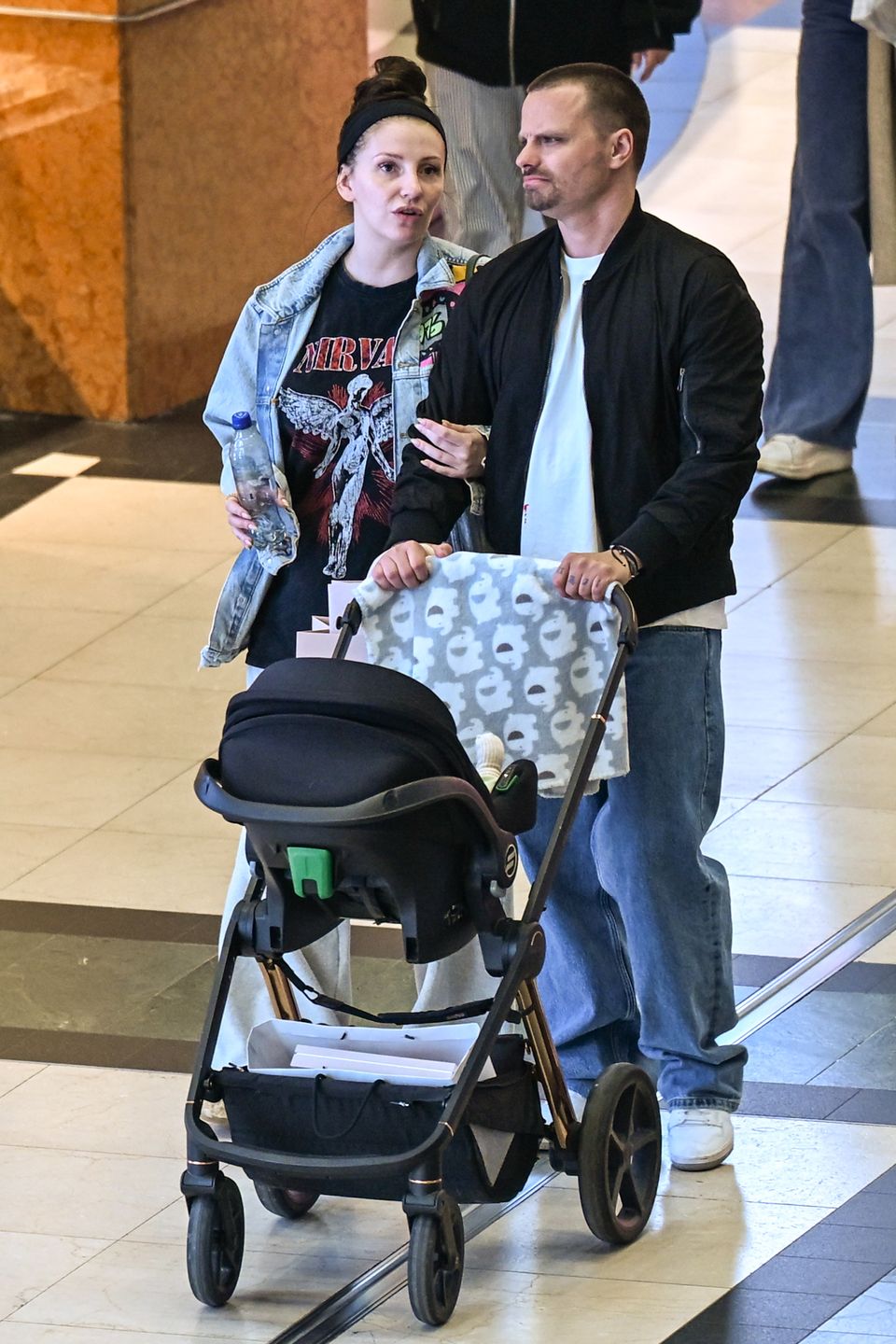 Marcin Hakiel i Dominika Serowska z synem na zakupach 