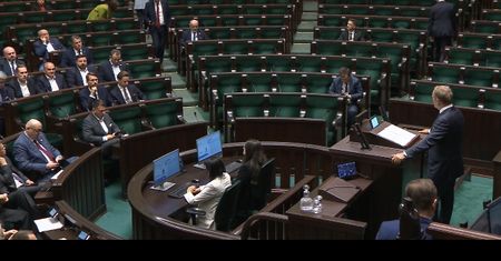 Tusk przemawia w Sejmie. Ławy PiS puste. Jest jak mówił Błaszczak