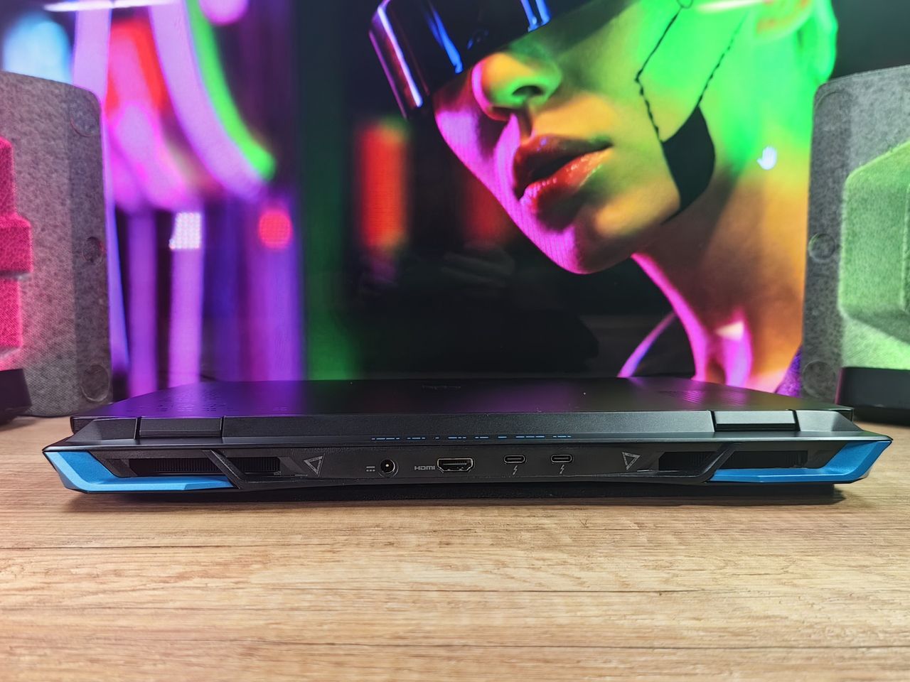 Acer Predator Helios Neo 16 - złącza z tyłu