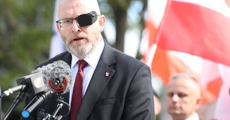 Sześć zarzutów dla Grzegorza Brauna. Odpowie m.in. za akcję w szpitalu