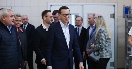 "Podatek od zrzutek". Premier tłumaczy sytuację "nadgorliwością"
