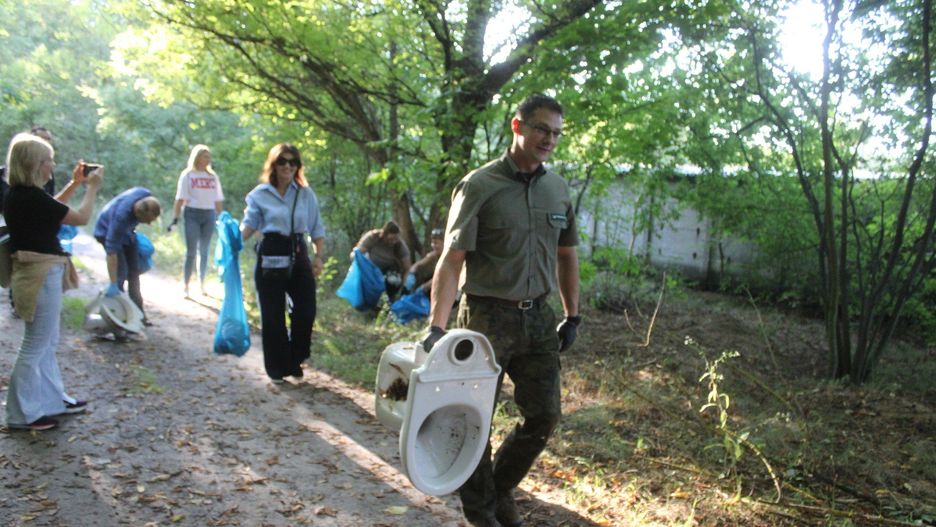 Bełchatów. Pracownicy Starostwa Powiatowego oraz jednostek podległych posprzątali las