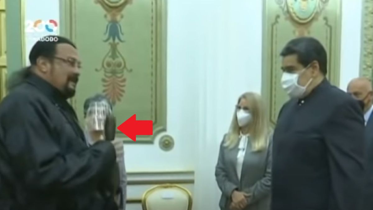 Steven Seagal wręczył prezydentowi Wenezueli prezent. Nicolas Maduro nie posiadał się z radości