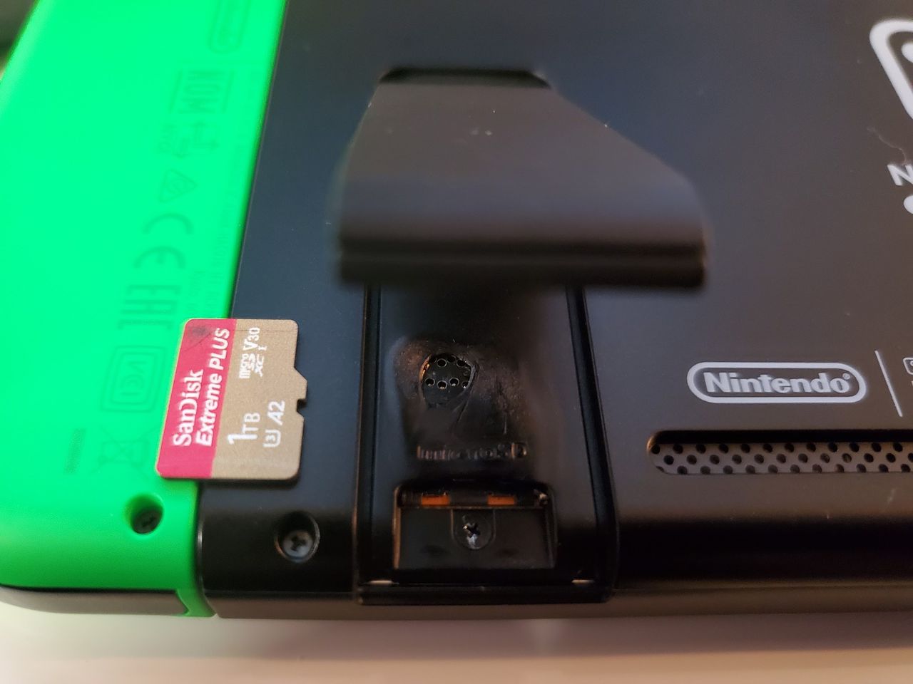 Nintendo Switch zaczął się topić po włożeniu microSD. Użytkownik obwinia producenta karty