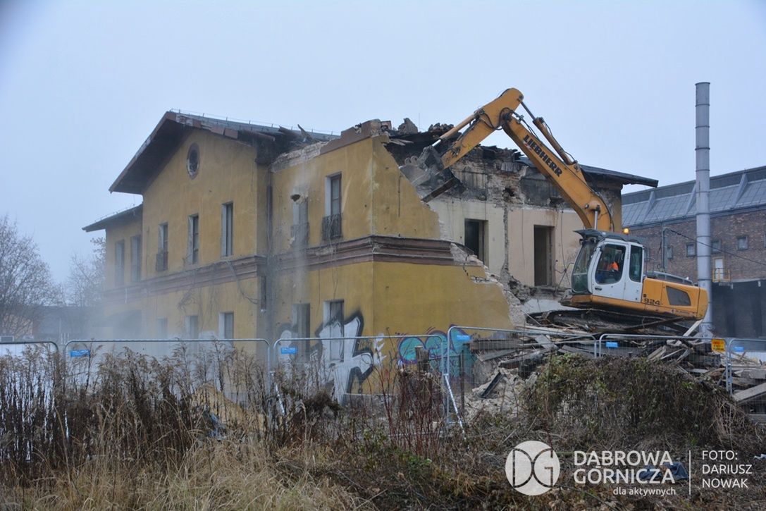 Dąbrowa Górnicza. Ponad 100-letni budynek dworca PKP znika z powierzchni