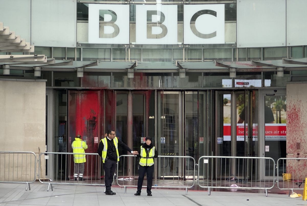 Wejście do BBC oblane czerwoną farbą