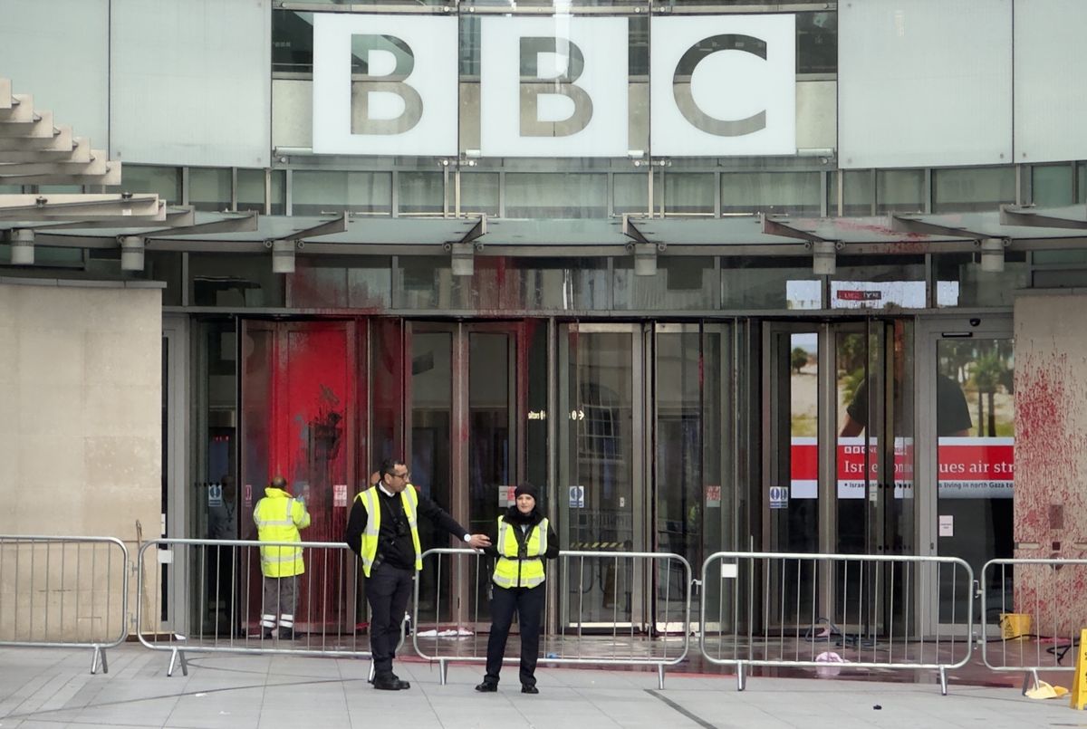 bbc, wojna, izrael, hamas Przyznali się. Siedziba BBC oblana czerwoną farbą