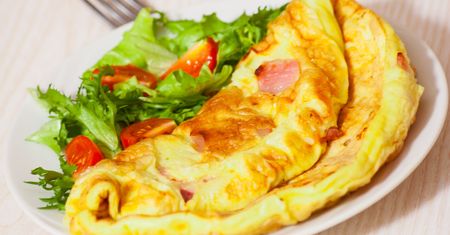 Ten białkowy omlet wyłącza głód na długie godziny. Tylko cztery składniki