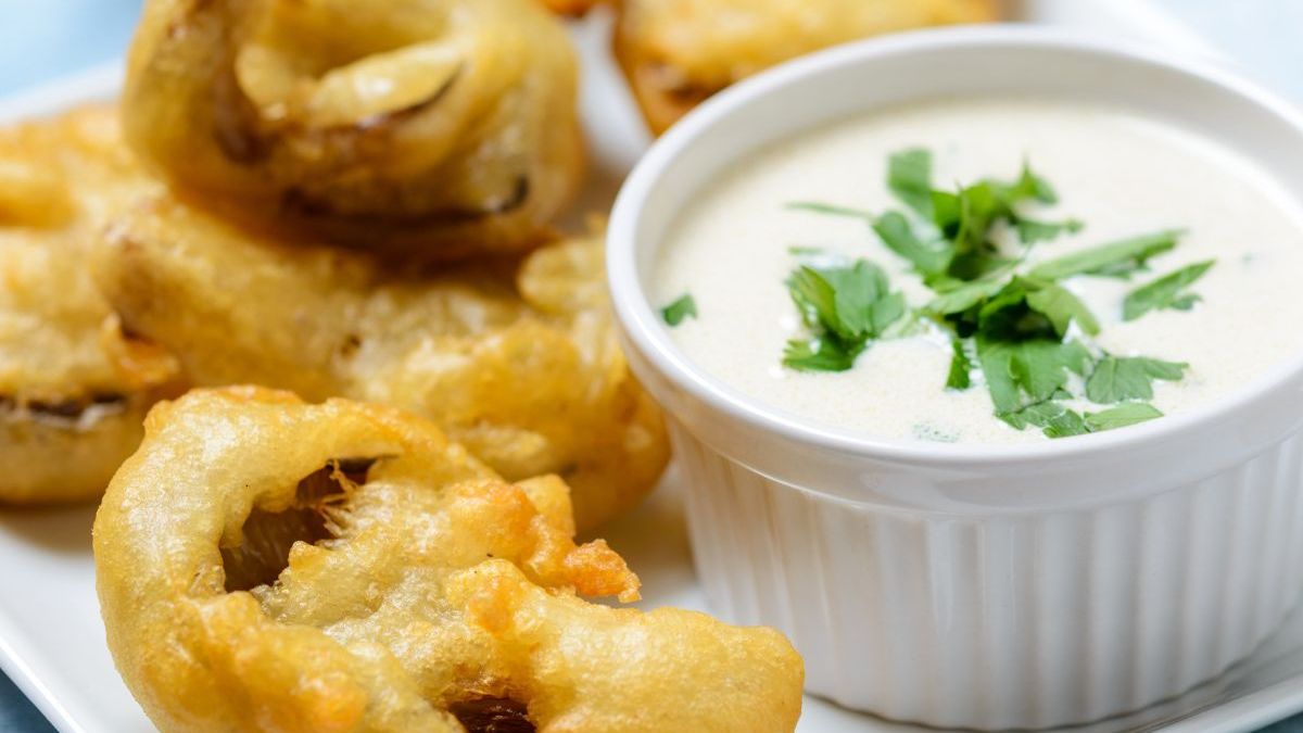 Pieczarki smażone w cieście świetnie smakują z sosem czosnkowym