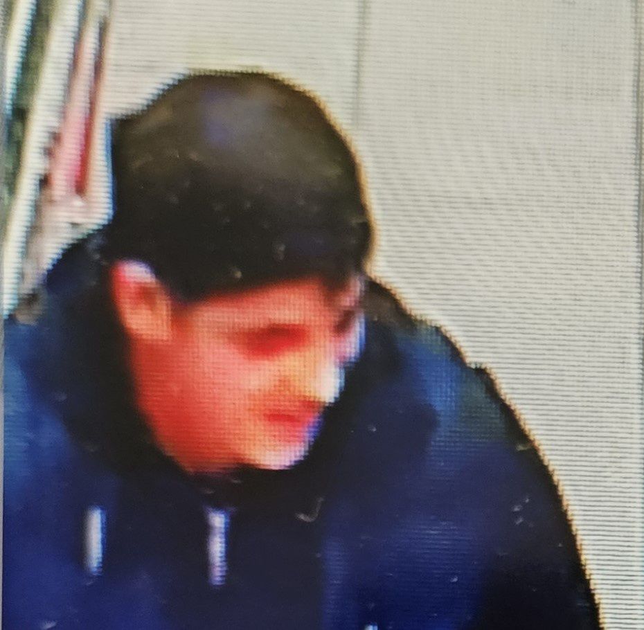 Policja szuka tych osób.