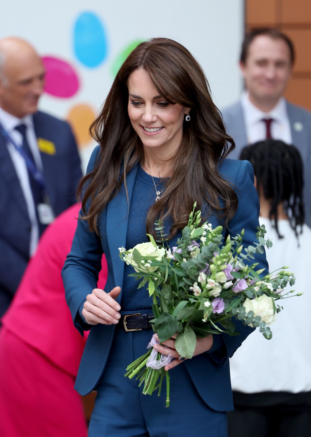 Księżna Kate w kobaltowej marynarce od Alexandra McQueena