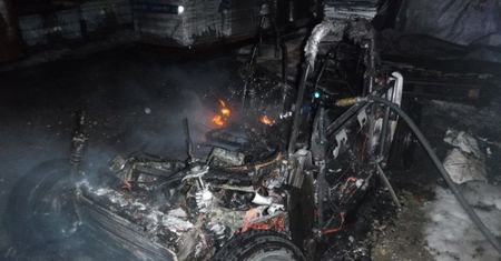 Pożar samochodu o napędzie elektrycznym. Pojazd doszczętnie spłonął