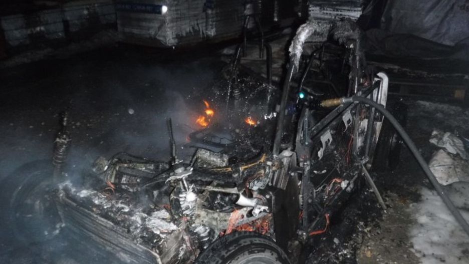 Samochód doszczętnie spłonął.