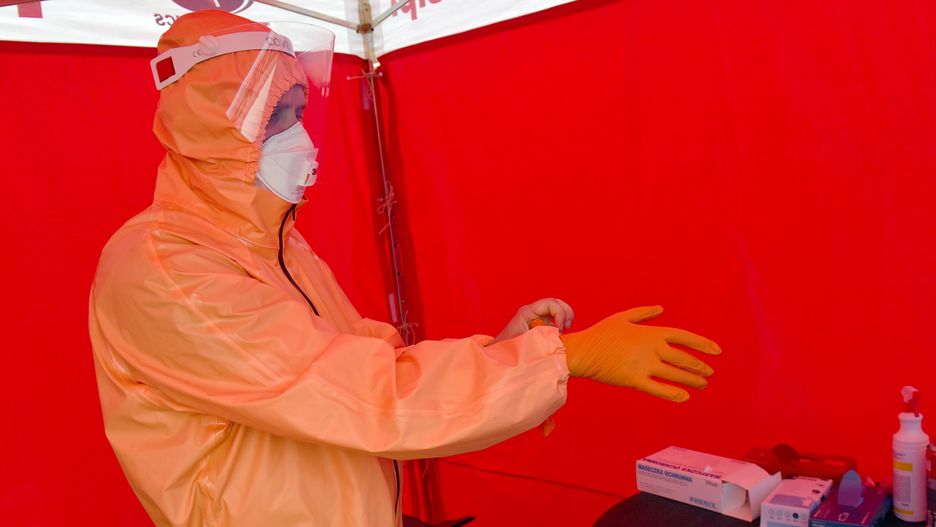 Koronawirus. Polska jednym z czterech krajów UE, gdzie nie słabnie pandemia