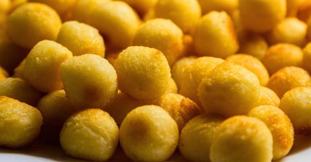 Żadne frytki czy pieczone ziemniaki. Te kuleczki chrupią aż miło i znikają z talerza w mig