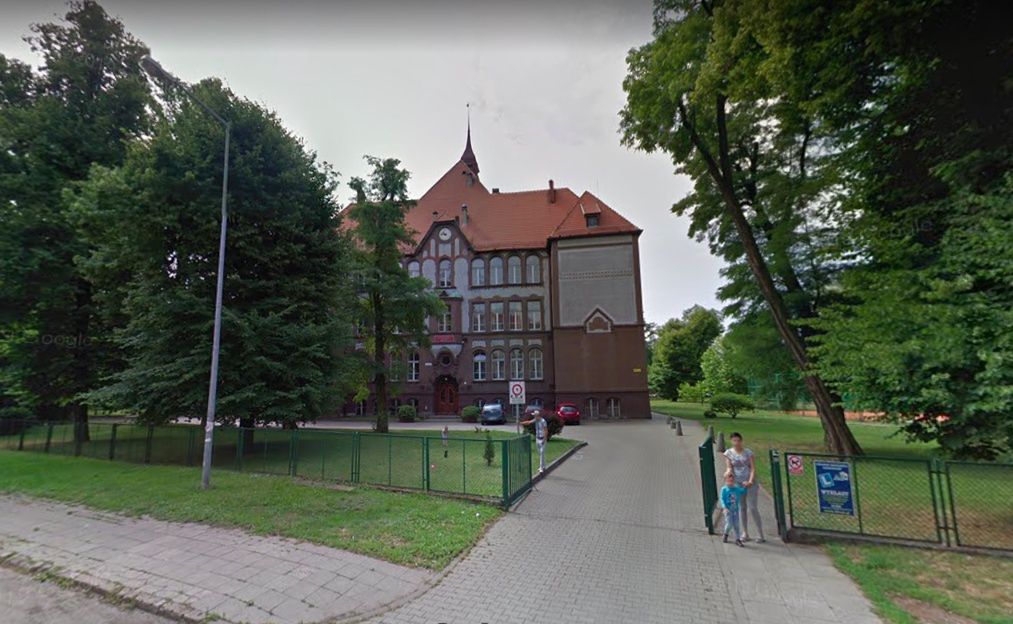 Zamknięte szkoły. Legnica. Dyrektorka II LO zmieniła zdanie. Uczniowie wracają do placówki