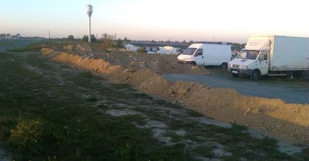 Koniec „dzikiego” parkingu przed Elizówką. Teren został zasypany ziemią