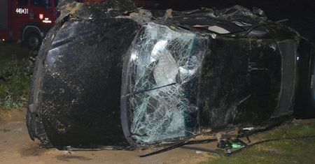 Przerażający wypadek w Majdanie Bobowskim. 3 osoby wypadły z pojazdu