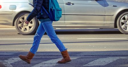 Dostały mandat za przejście za czerwonym świetle. Jest jeden problem