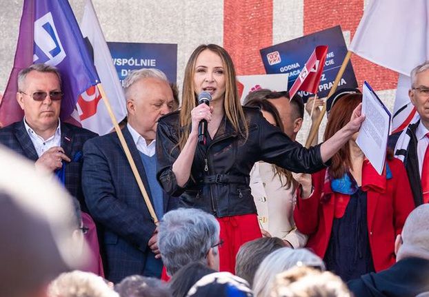 Spadła ze sceny na beton. Wiadomo, w jakim jest stanie