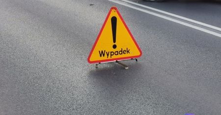 Groźny wypadek we Włocławku. Motocyklista przewrócił się po zderzeniu z sarną i uderzył w Opla