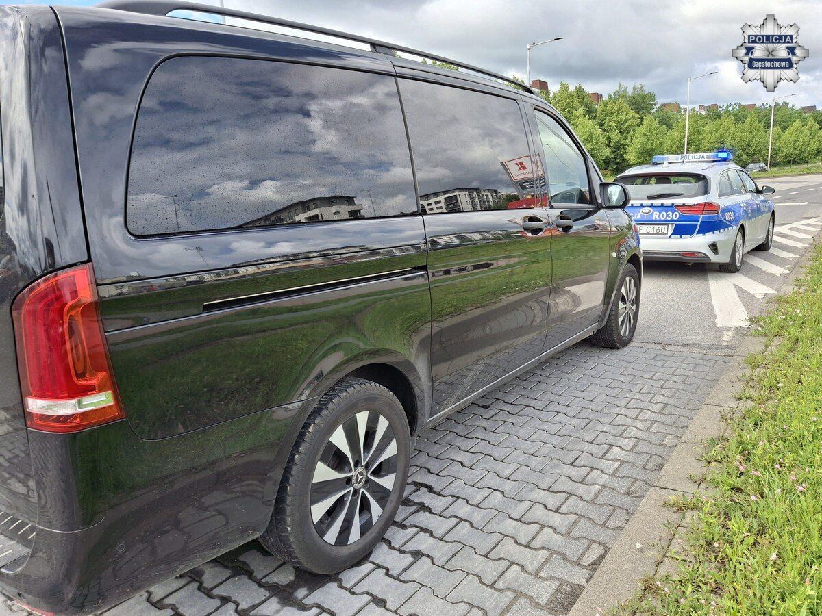Pijany kierowca karawanu z trumną w środku! 2,5 promila alkoholu i slalom po drodze.