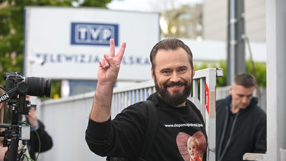 Warszawa, 12.05.2025. Wybory Prezydenta RP 2025 - kampania. Kandydat w wyborach prezydenckich Krzysztof Stanowski przed gmachem TVP w Warszawie, 12 bm. W siedzibie Telewizji Polskiej odbywa się ostatnia przedwyborcza debata kandydatów na prezydenta, transmitowana przez trzy ogólnopolskie stacje ? TVP, TVN i Polsat. (sko) PAP/Marcin Obara