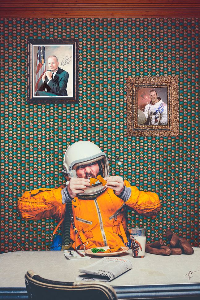 Co by się stało, gdyby w ręce fotografa wpadł przypadkiem skafander rosyjskiego astronauty? Na pewno powstałby jakiś ciekawy projekt. Tak stało się w przypadku Tima Dodda. Zdjęcia są zabawne i trochę oderwane od rzeczywistości. Koniecznie odwiedźcie jego stronę!