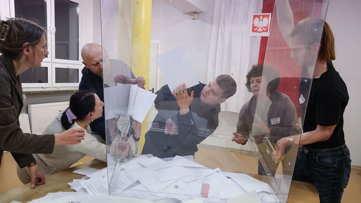 liczenie g�os�w lokalu wyborczym
Marian Zubrzycki
g�os, g�osowa�, g�osowanie, I tura, liczenie, liczenie g�os�w, lokal wyborczy, prezydenckie, prezydenta rp, urna, wybory