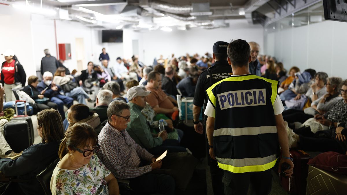 Two police officers patrol among stranded train passengers spending the night at Atocha railway amid a massive power outage that affected Spain and Portugal, in Madrid, Spain, late 28 April 2025 (issued 29 April 2025). Train service began to resume early 29 April. A power blackout hit large parts of Spain and spread to neighboring Portugal and France on 28 April, disrupting transport systems, internet connections, and daily life, according to authorities. The exact cause of the outage is unknown. EPA/RODRIGO JIMENEZ Dostawca: PAP/EPA.