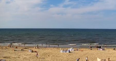 Środek lata, a plaża w Jastrzębiej Górze świeci pustkami
