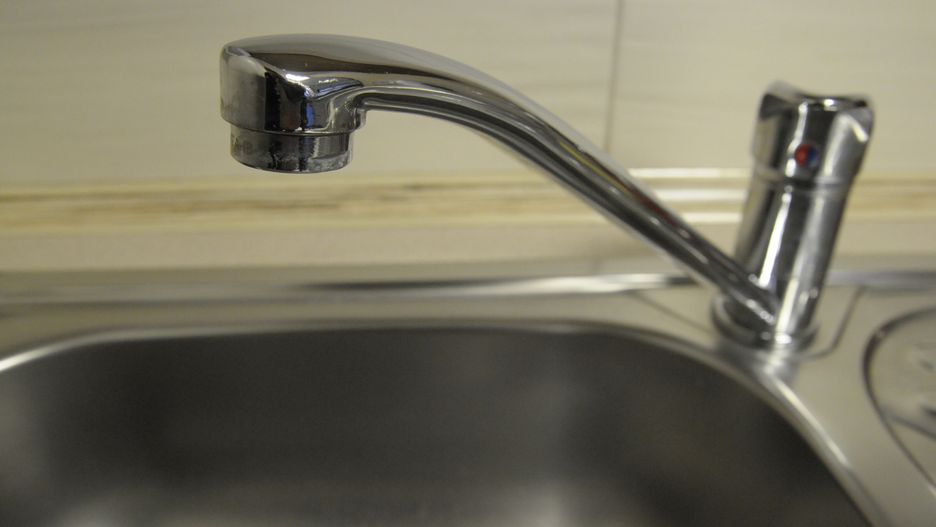 Mazowieckie. Starsza pani wpuściła do mieszkania mężczyznę podającego się za hydraulika