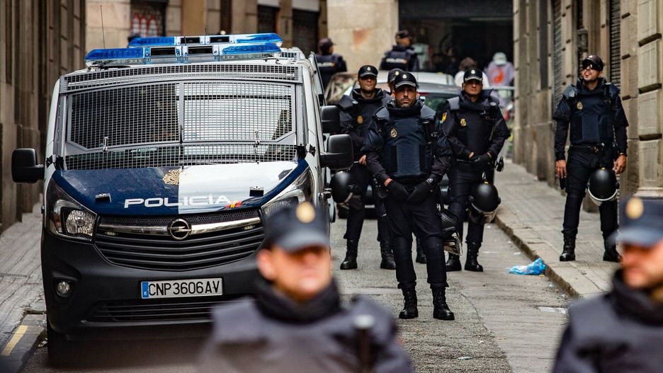 Katalo?ski strajk generalnyMandatory Credit: Photo by REX/Shutterstock (9111137p)  The Spanish police Guardia Civil in front of the Jefatura Superior de Policia during the protests and demonstrations in Barcelona during the general strike to condemn the Spanish Guardia Civil police violence to stop the Referendum  General strike in Catalonia, Barcelona, Spain - 03 Oct 2017REX/Shutterstock