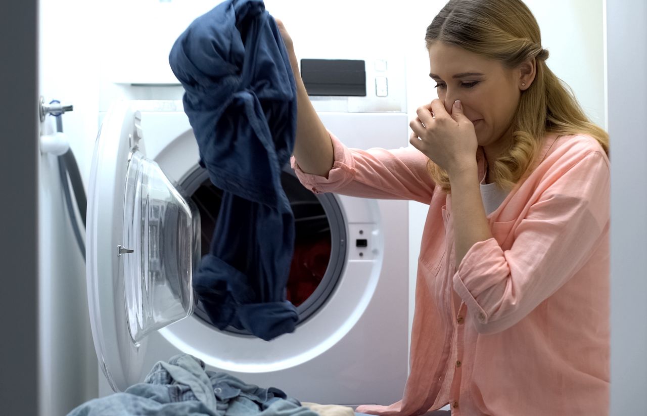 Nieprzyjemny zapach potu na ubraniach? Sprawdź, jak się go pozbyć