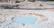 Tajemniczy otwór pojawił się w Yellowstone. Wypełnia go mlecznobłękitna woda