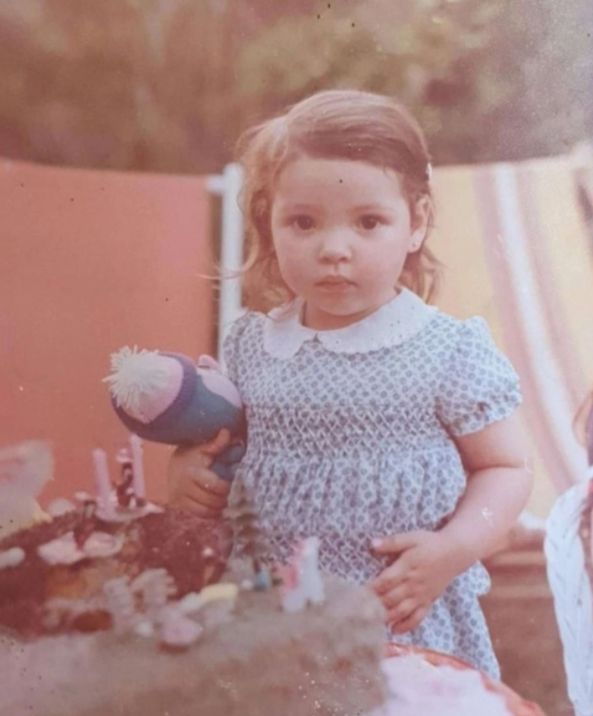 Dziewczyna zamieściła swoje zdjęcie z czasów młodości na portalu społecznościowym