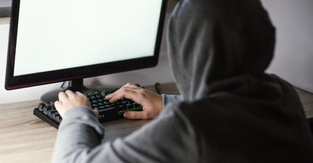 Nastolatek ofiarą oszustwa internetowego. Mama przerażona rachunkiem