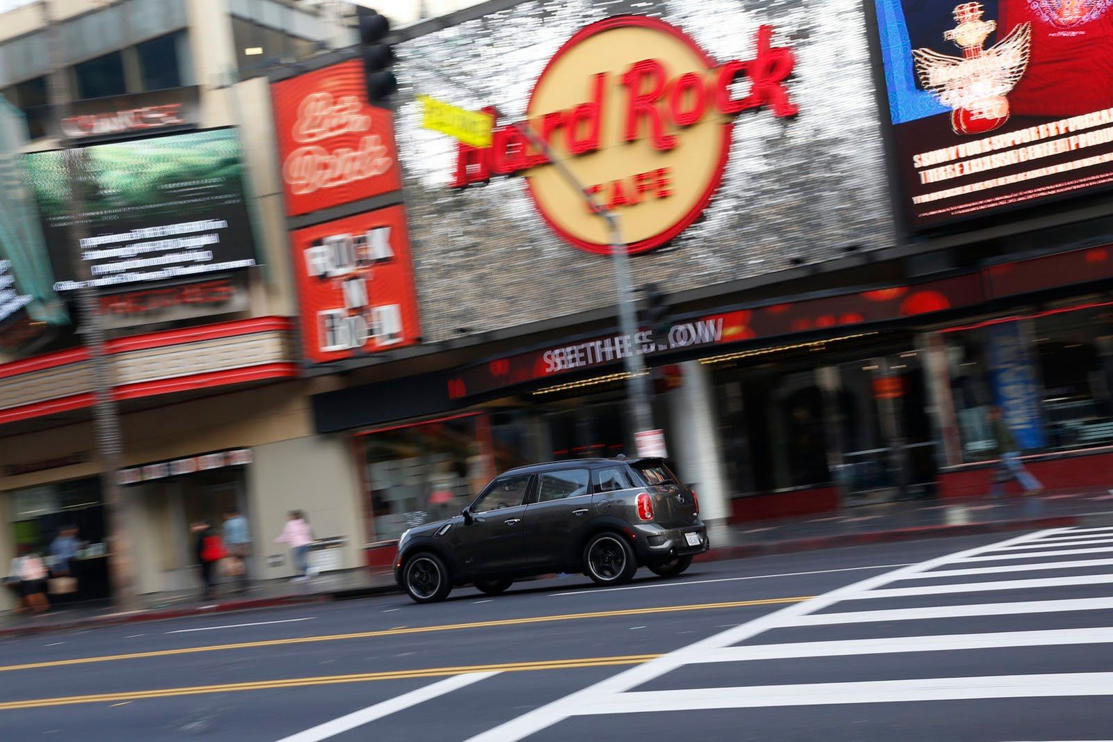 Galeria Mini jako celebracja sprzedaży półmilionowego egzemplarza w USA 16